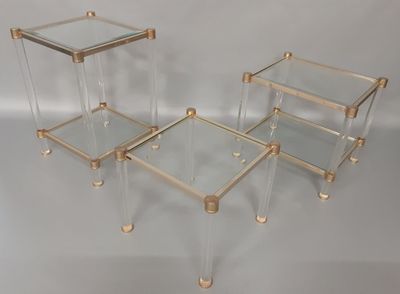 LE DAUPHIN : 3 bouts de canapé en verre, altuglas et laiton.