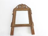 un miroir posé sur une table