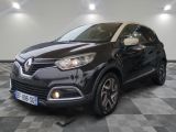 la voiture noire est garée sur un sol en damier dans le garage