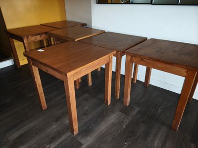 trois tables posées les unes à côté des autres sur le sol