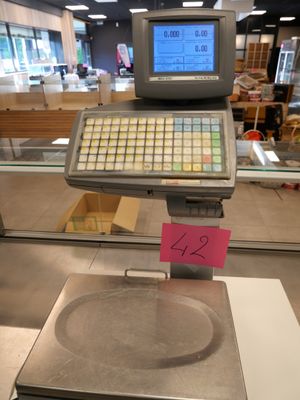 une image représentant une balance sur laquelle est posée une étiquette de prix