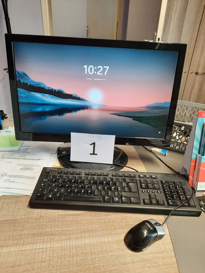 Configuration informatique composée de : Unité centrale ASUS RYZEN modèle 5-4000 SERIES Écran HP Clavier, souris Lot ...