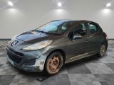 une photo d'une voiture endommagée dans un garage
