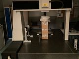 une machine posée sur une table dans une pièce