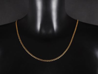 un collier à chaîne en or sur un mannequin mannequin mannequin mannequin mannequin mannequin mannequin mannequin mannequin mannequin