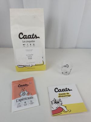 deux sachets de friandises pour chat et un sachet de friandises pour chat posés sur une table