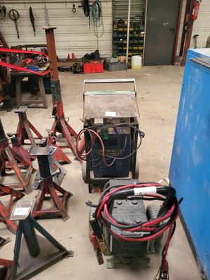 tout un tas d'outils qui traînent par terre dans le garage