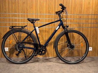 un vélo garé devant un mur en bois