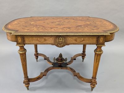 TABLE DE MILIEU en placage de bois clairs marquetés ouvrant par un tir - Photo 1