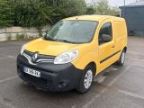 une camionnette jaune garée dans un parking