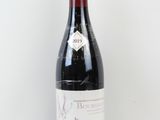 une bouteille de vin posée sur une table