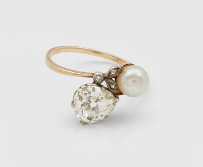 une bague ancienne sertie de diamants et de perles