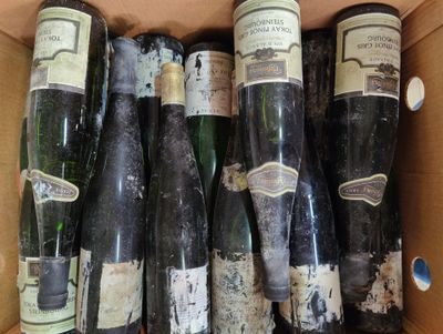 plusieurs bouteilles de vin dans une caisse sur la table