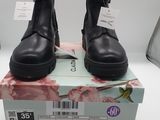 bottines en cuir noir avec des boucles sur le dessus d'un talon carré