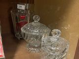 trois bocaux en verre posés sur une étagère dans une pièce