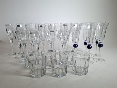 un grand nombre de verres posés sur une table