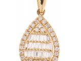 un pendentif en or jaune 18 carats serti de diamants taille baguette et de diamants