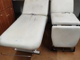 deux fauteuils inclinables assis dans une pièce