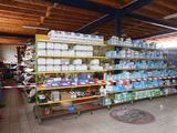 un grand magasin dont les rayons regorgent de produits