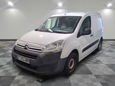 la camionnette blanche est garée sur le sol en damier d'une pièce