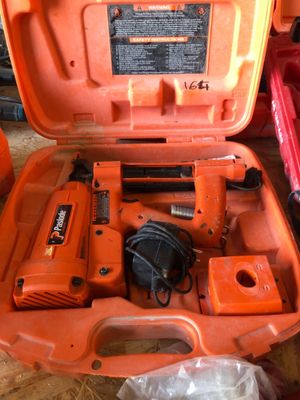 une boîte à outils orange contenant des outils, posée sur une table