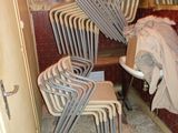beaucoup de chaises empilées dans une pièce