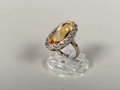 un gros plan d'une bague sertie d'une grosse citrine