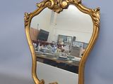 un miroir posé sur une table dans une pièce