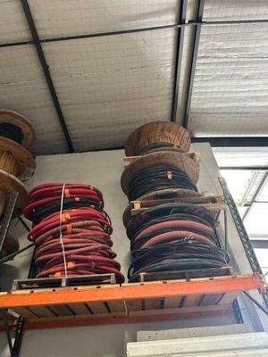 de nombreux paniers, les uns à côté des autres, sur une étagère dans une pièce