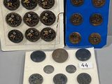 Deux boîtes de pièces sont posées l'une à côté de l'autre sur une table