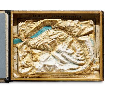 une boîte contenant une carte, posée sur une surface blanche