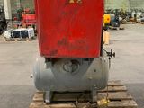 une photo d'une machine rouge posée sur une palette en bois