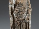 une image représentant une statue d'une personne tenant un sac