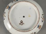 une assiette blanche ornée de motifs bleus et jaunes