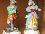 deux figurines représentant des personnes posées sur une étagère