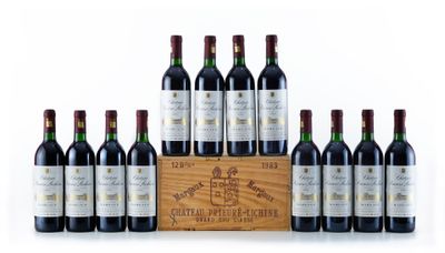 six bouteilles de vin rouge dans une caisse en bois posée sur une surface blanche
