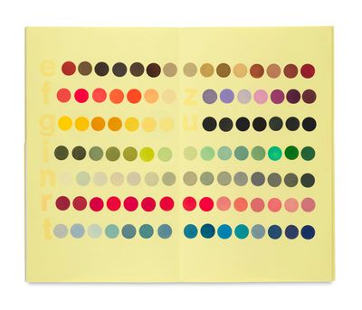 un cahier jaune avec des cercles et des chiffres dessus