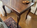 une table en bois sur laquelle est posé un bol, dans un salon