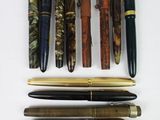 a lot of pens that are lined up on a table