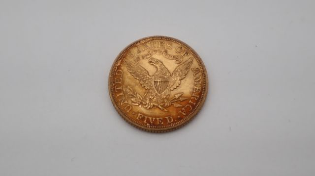 Une pièce de monnaie en or à valeur faciale de cinq dollars USA L...