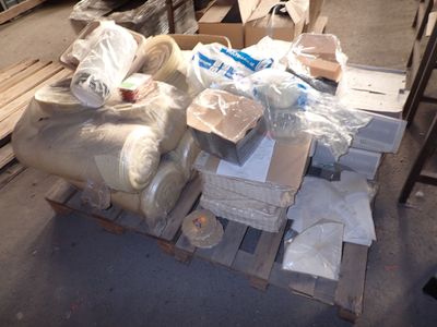 une palette remplie de cartons et de sacs posés sur une palette