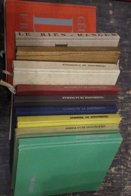 plusieurs livres sont empilés sur une table