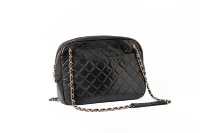 sac à bandoulière matelassé noir avec une bandoulière en chaîne