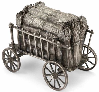une figurine en argent représentant un chariot rempli de foin