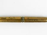 un gros plan d'un stylo sur une surface blanche avec un fond blanc