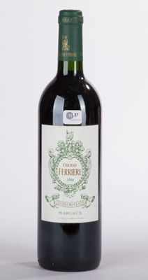 une bouteille de vin posée sur une table