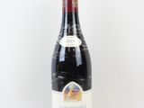 une photo d'une bouteille de vin rouge sur fond blanc