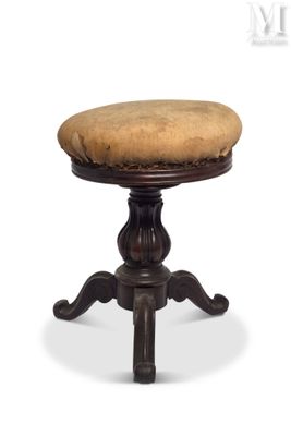 une image représentant un tabouret sur lequel est posé un coussin