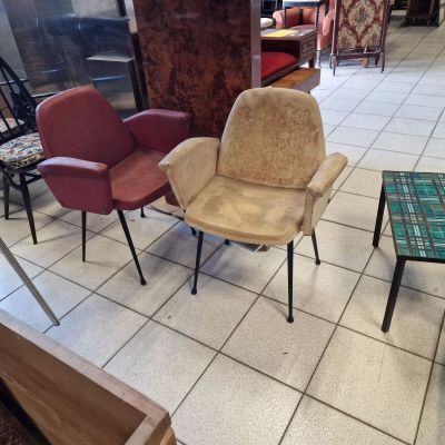 Deux fauteuils en skaï. Années 1950.