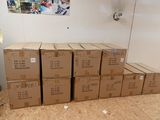 une pile de boîtes posées sur le sol d'une pièce